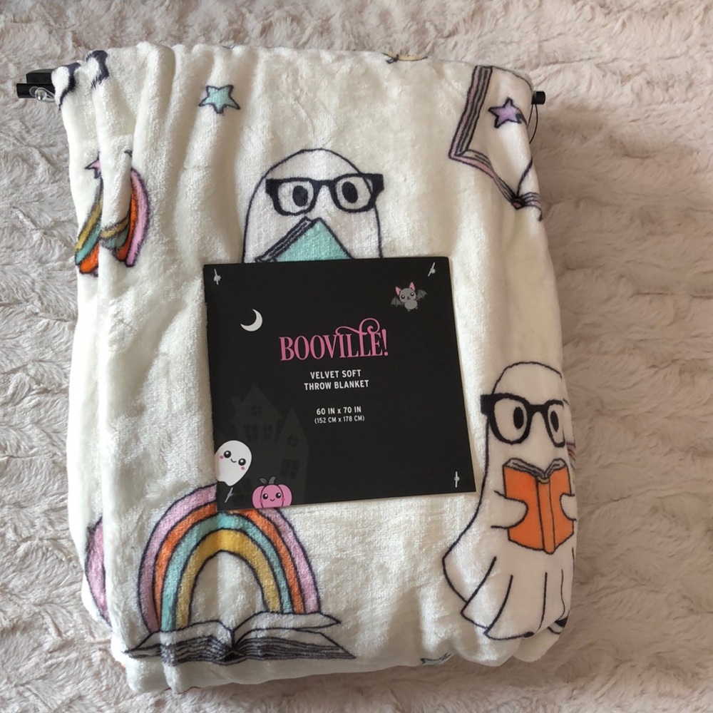Booville White Soft Throw Blanket with READING GHOSTS Motifs